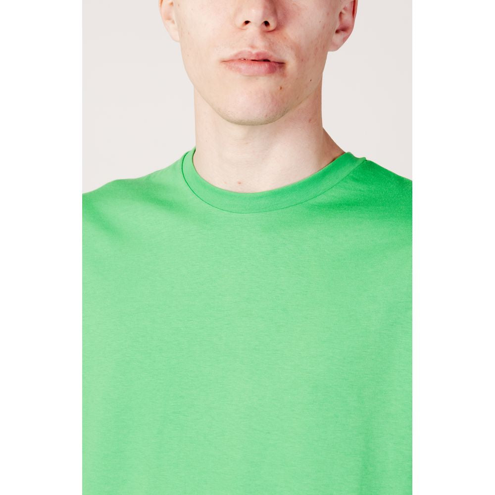 Model wearing Suns green cotton t-shirt, perfect for men's spring/summer collection, made from 100% cotton fabric.