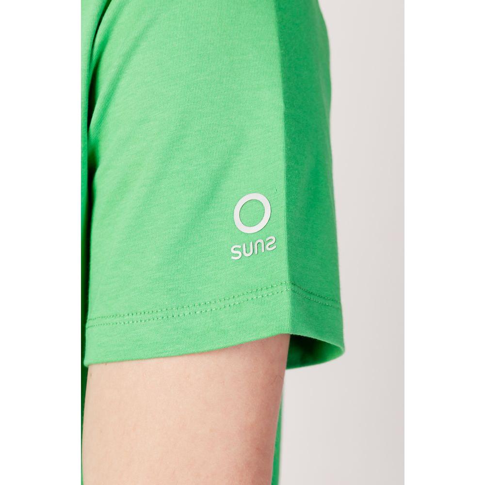 Close-up of a men's green cotton t-shirt sleeve with 'Suns' logo from the Spring/Summer collection, highlighting sustainable fashion.