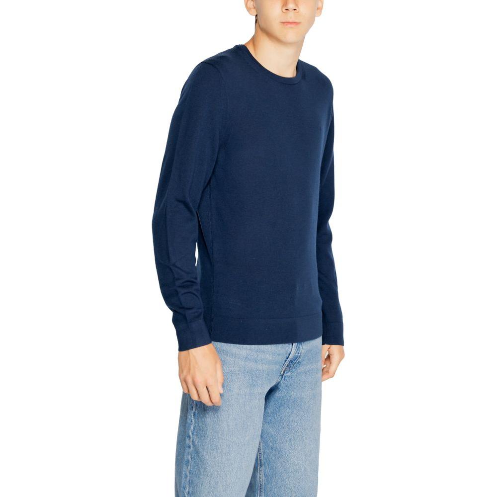Calvin Klein Blue Recycled Wool T-Shirt for Men, Fall/Winter Collection, 100% Recycled Wool, Model Wearing Denim Jeans