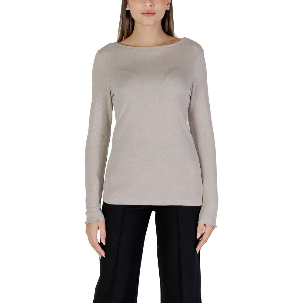 Street One beige viscose long-sleeve women's top, part of fall/winter collection, with 82% viscose, worn with black pants.