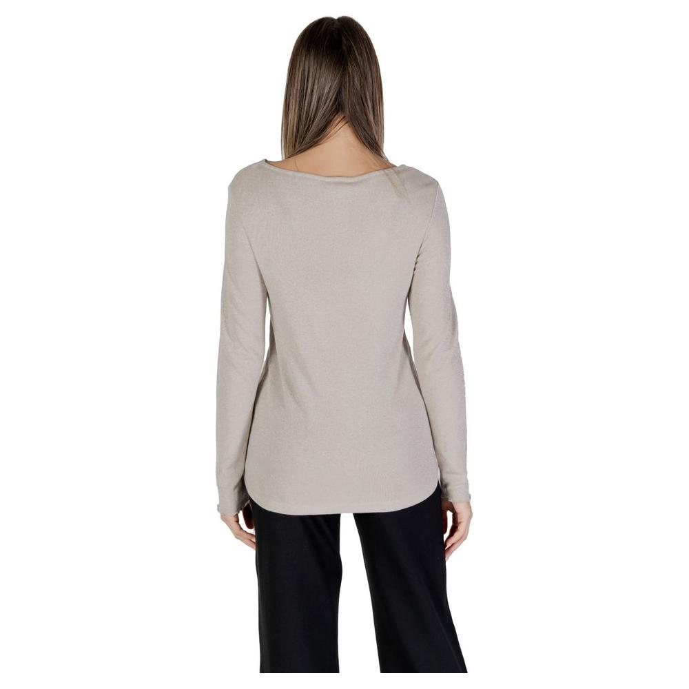 Back view of a woman wearing a Street One beige viscose top, part of the women's Fall/Winter collection, featuring long sleeves.