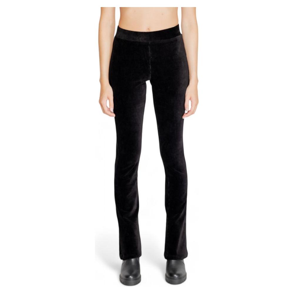 Street One women's black cotton jeans, fall/winter collection, featuring a blend of cotton, polyester, and elastane for comfort.