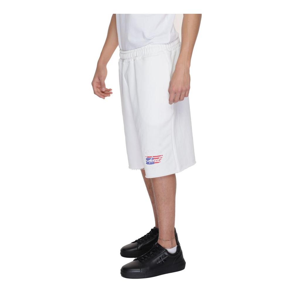 Men's white cotton Bermuda shorts, spring/summer collection, featuring 100% cotton for comfort and style, side view.