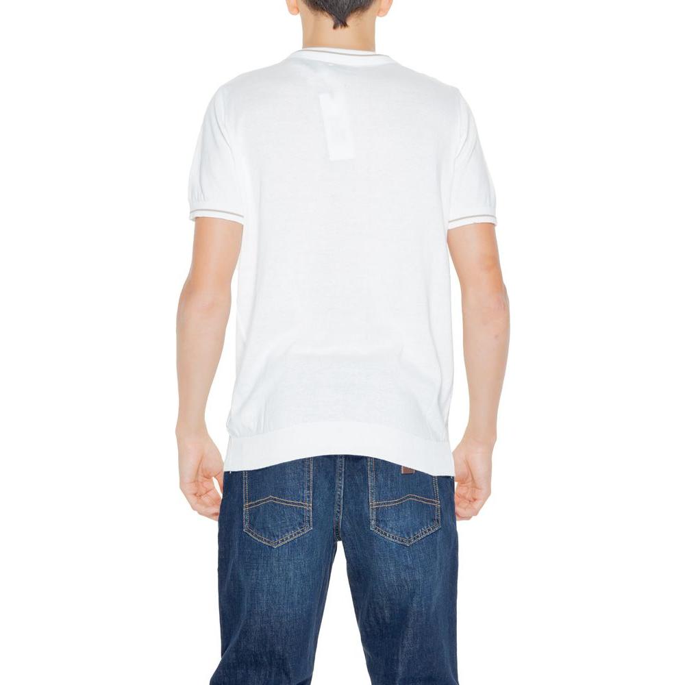 Back view of a man wearing a Hamaki-Ho white cotton short sleeve T-shirt from the Spring/Summer collection.
