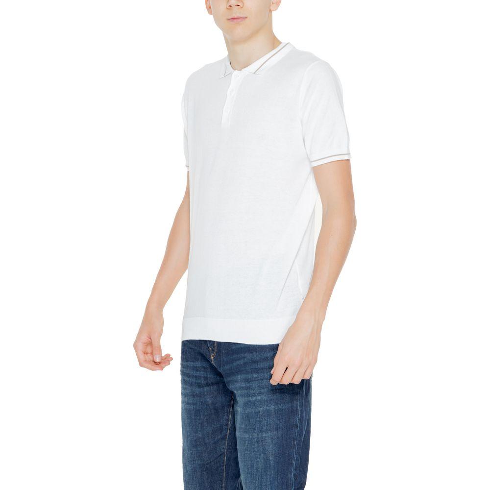 Man wearing Hamaki-Ho white cotton t-shirt, perfect for spring/summer, showcasing short sleeves and comfortable fit.