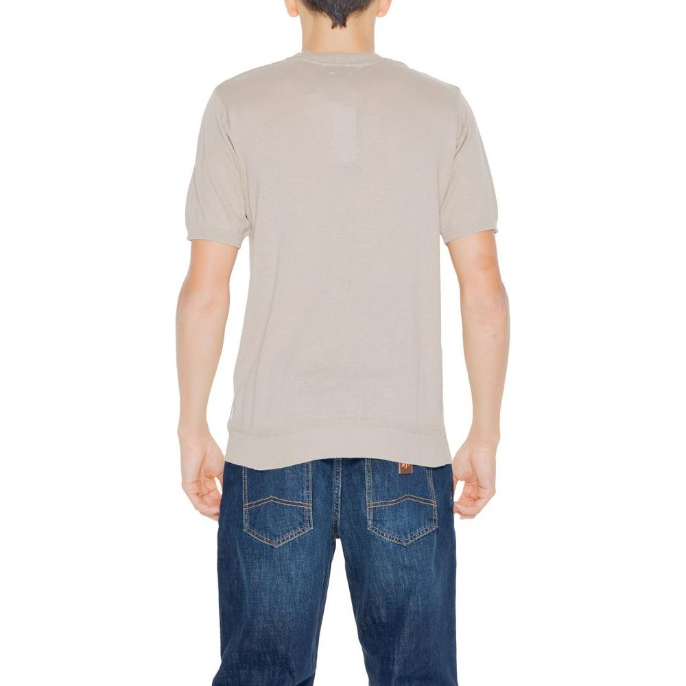 Back view of a men’s Hamaki-Ho beige cotton t-shirt, short-sleeve design, perfect for spring/summer. Made from 100% cotton yarn.