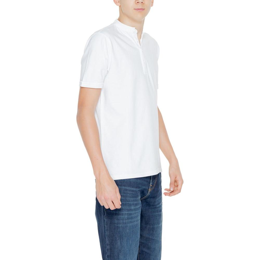Hamaki-Ho white cotton T-shirt from Spring/Summer collection, 100% cotton, worn by a man.