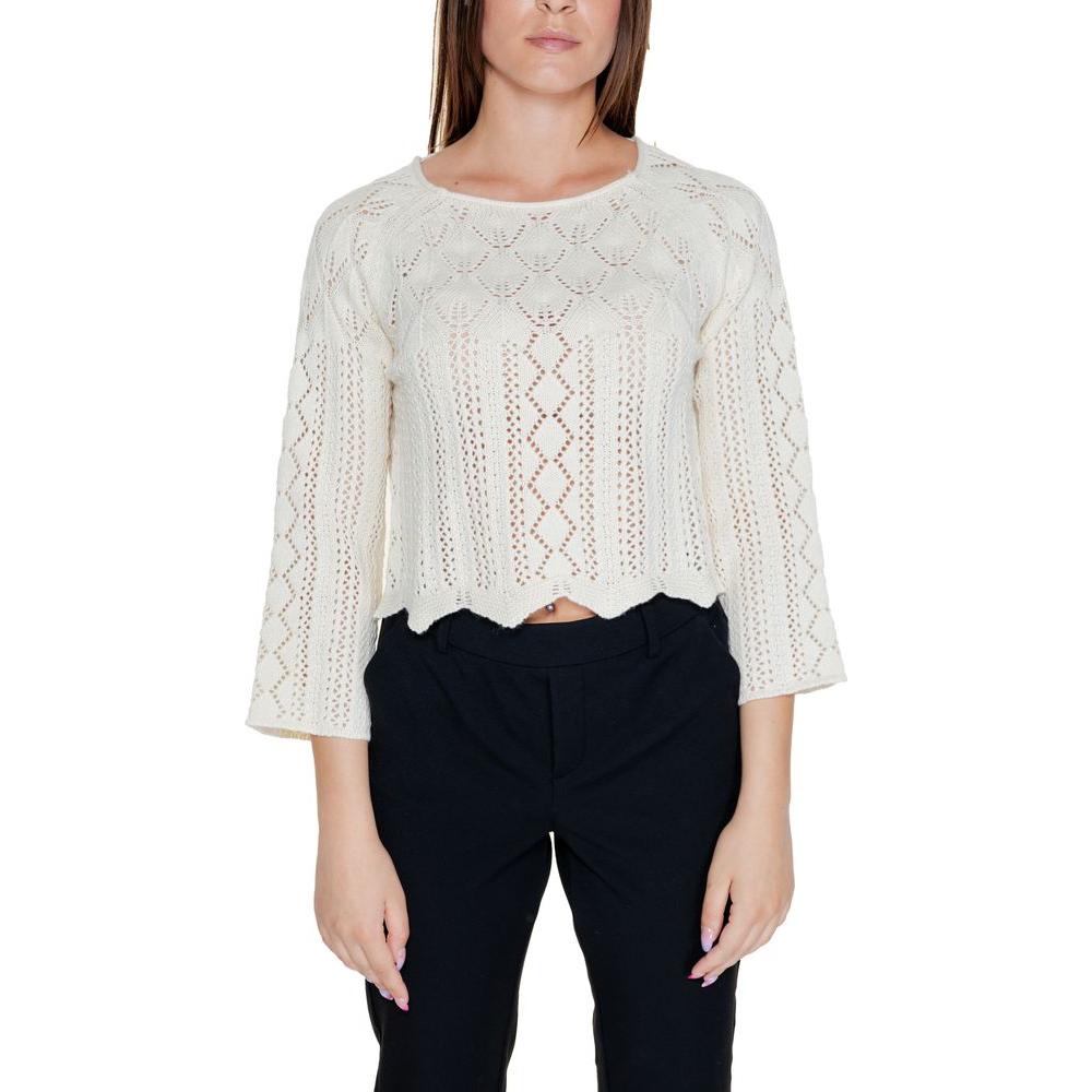 Woman wearing Vero Moda beige cotton top, part of spring/summer collection. Features 60% cotton, 40% acrylic composition, stylish design.