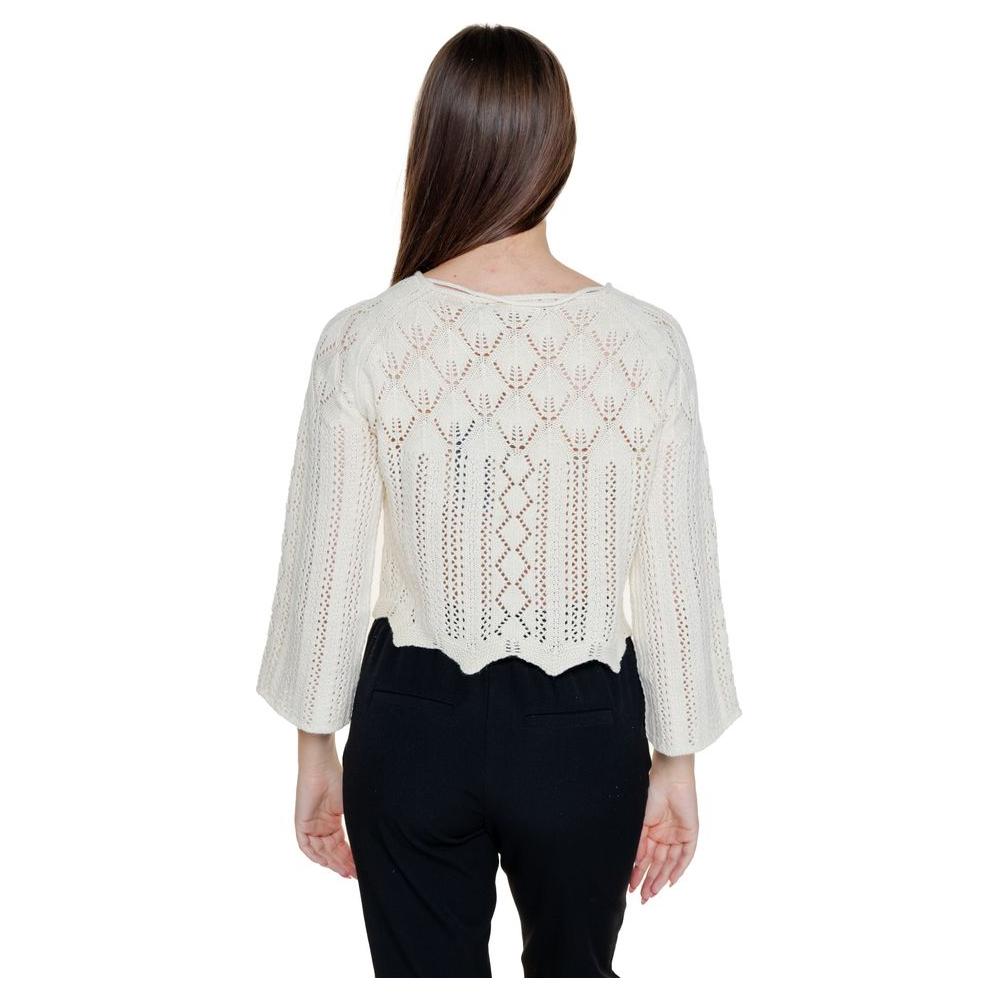 Back view of woman wearing Vero Moda beige cotton jersey top, featuring spring/summer design with intricate knit pattern.