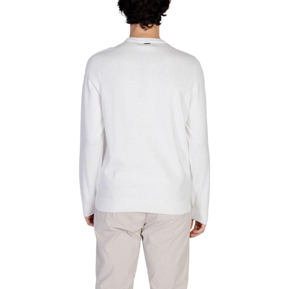 Back view of man wearing Antony Morato White Cotton T-Shirt, featuring a blend of 90% cotton and 10% wool, ideal for fall/winter.