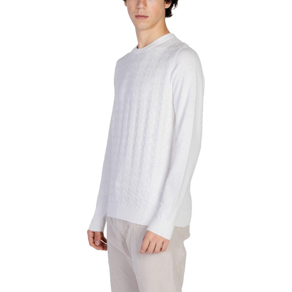 Man wearing Antony Morato white cotton t-shirt, men's fall/winter knitwear, 90% cotton and 10% wool blend.