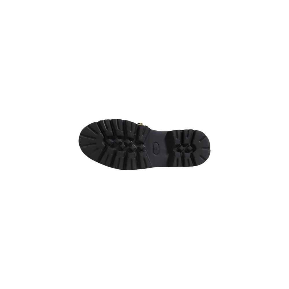Black leather flat shoe sole, women's fall/winter collection, 100% leather, showing durable tread pattern.