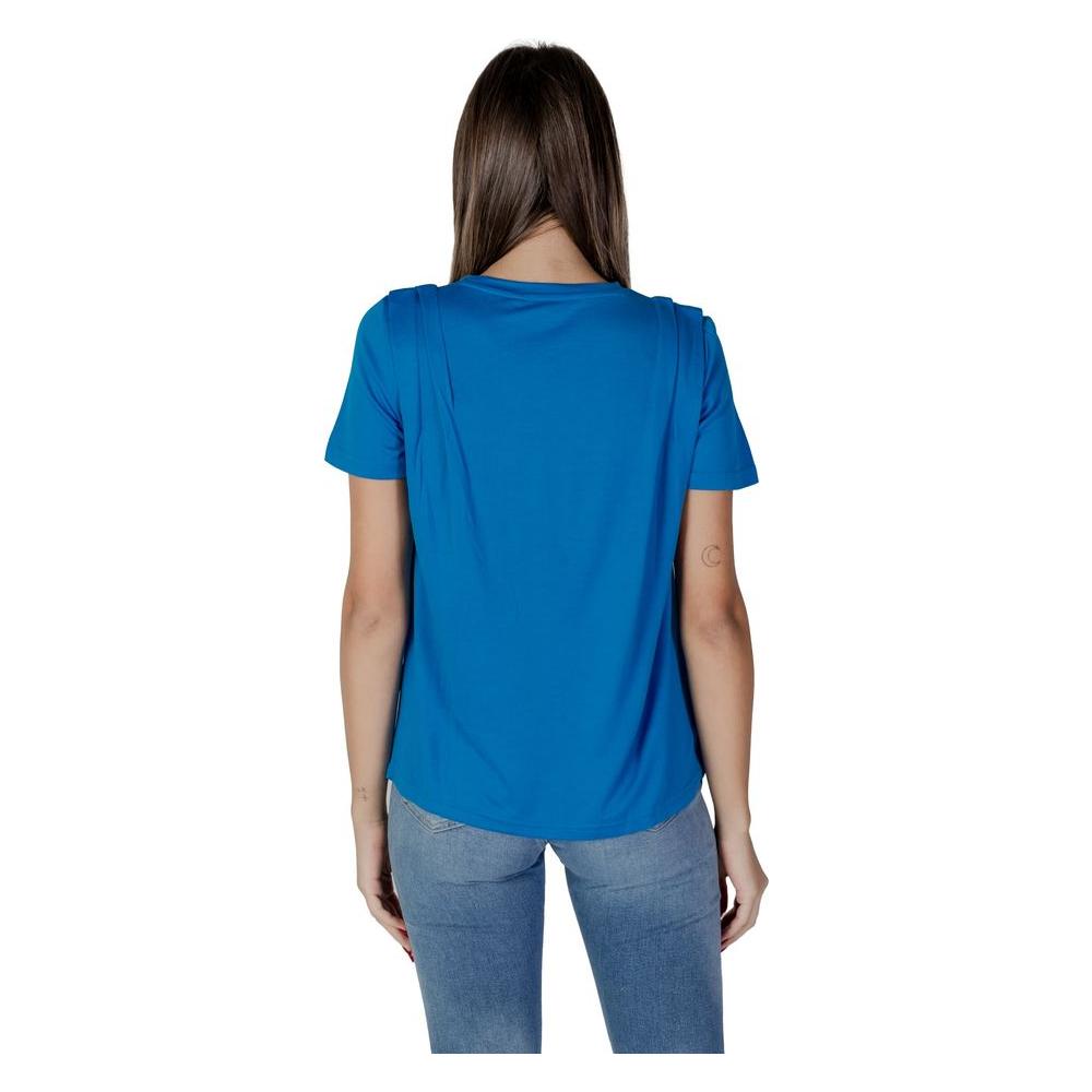 Woman wearing B.Young blue modal t-shirt, back view, part of women's spring/summer collection, made of 72% modal and 28% polyester.