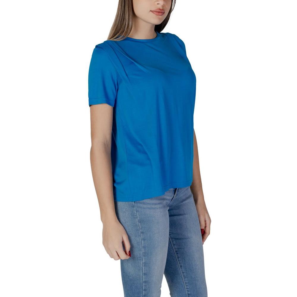 Woman wearing B.Young blue modal t-shirt, part of the spring/summer collection, composed of 72% modal and 28% polyester.