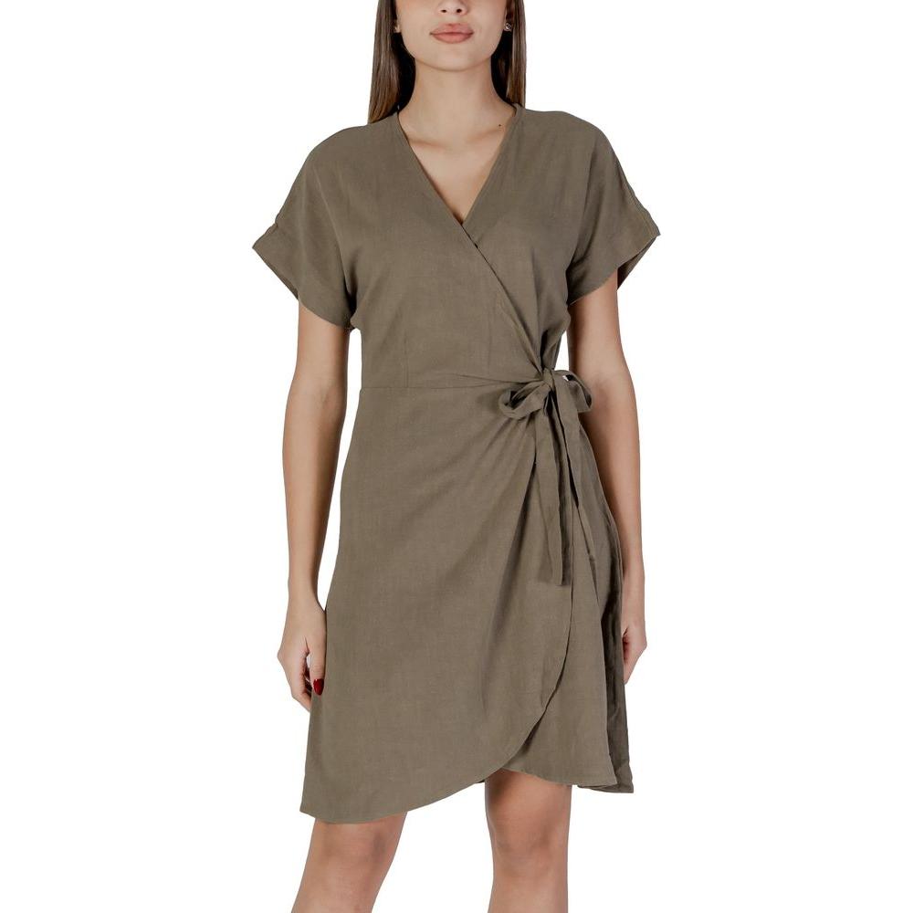 B.Young green viscose dress for women, spring/summer collection, featuring a wrap design with short sleeves and a tie waist belt.