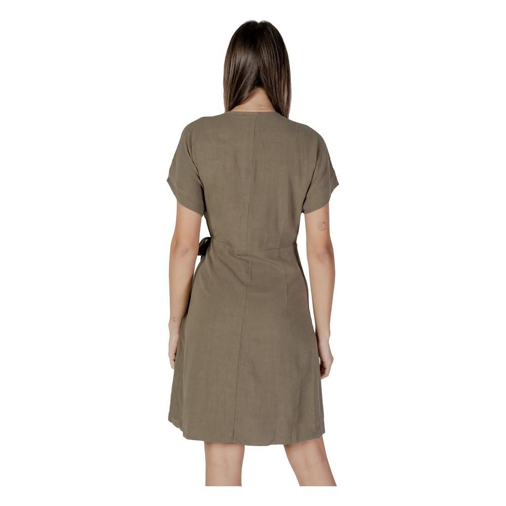 Rear view of a woman wearing a B.Young green viscose dress, perfect for spring and summer with a blend of viscose and linen.