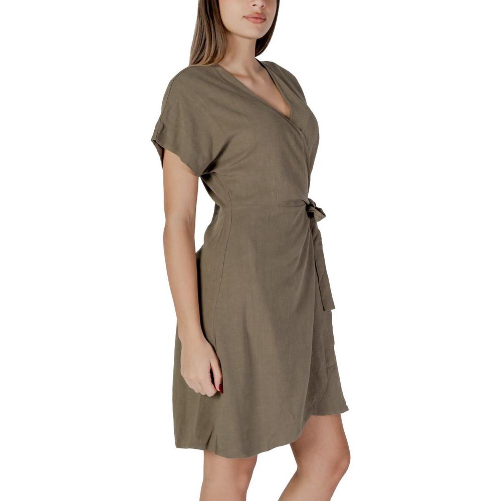 B.Young green viscose and linen dress for women, spring/summer collection, side view of dress.