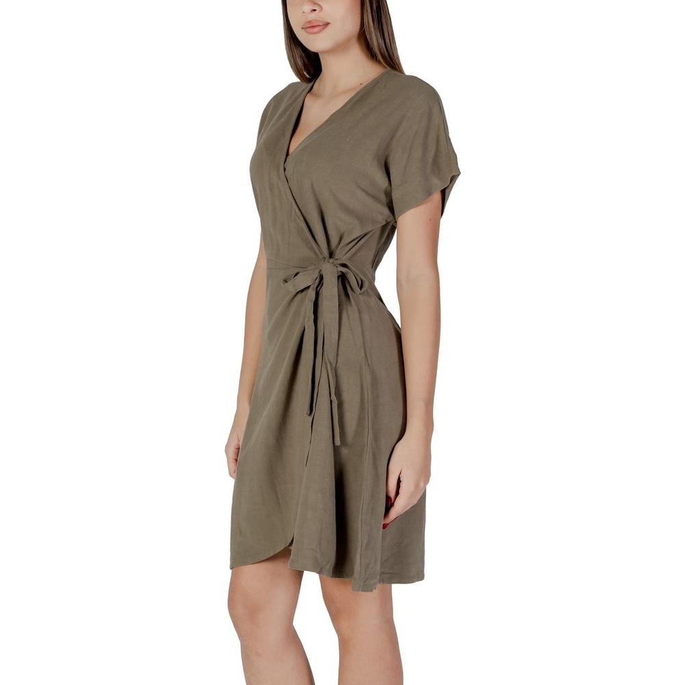 Woman wearing B.Young green dress, part of the spring/summer collection, made from 70% viscose and 30% linen, perfect for women.
