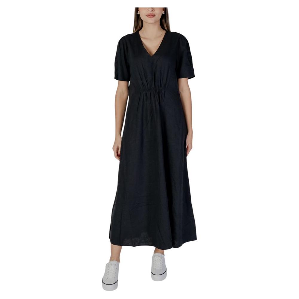 B.Young black linen dress for women, perfect for spring/summer. Made of 52% linen, 48% viscose. Elegant and lightweight.