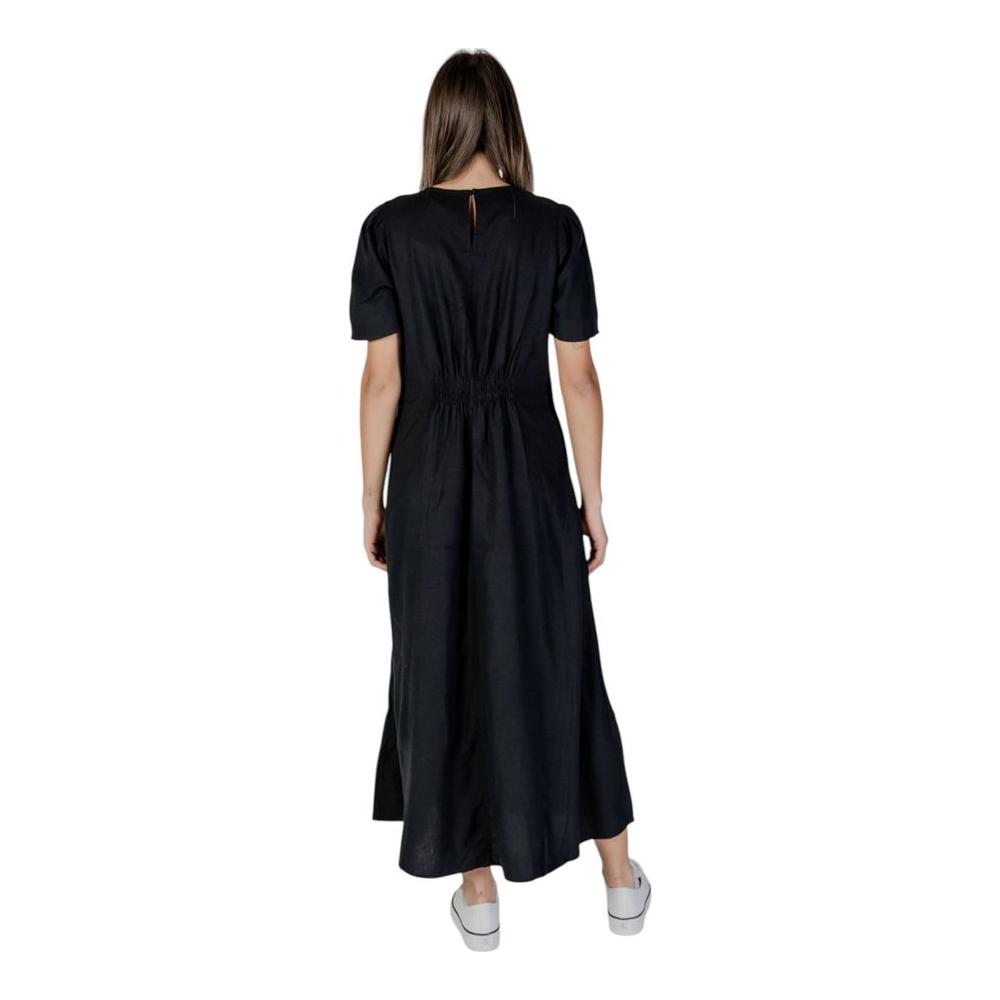 Back view of a B.Young black linen dress for women, part of the spring/summer collection, made of 52% linen and 48% viscose.