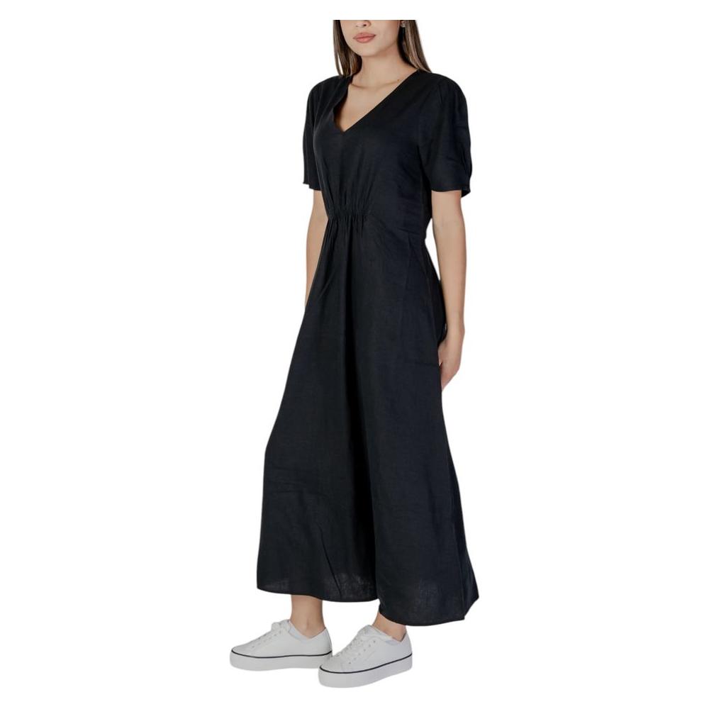 B.Young black linen dress for women, spring/summer collection, made of 52% linen and 48% viscose, showcasing elegant casual style.