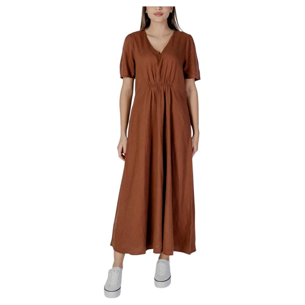 B.Young brown linen dress for women, spring/summer collection, made of 52% linen and 48% viscose, casual and elegant design.