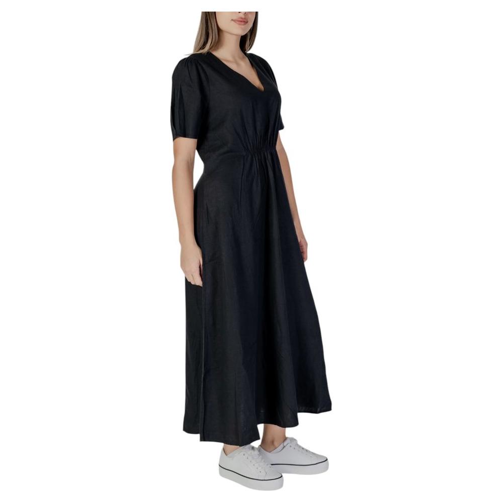 B.Young black linen dress for women, spring/summer collection, made of 52% linen and 48% viscose. Ideal for chic casual wear.