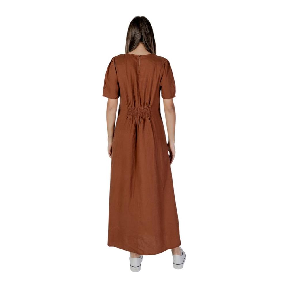 Rear view of B.Young brown linen dress showcasing back design, perfect for spring and summer. Made from 52% linen and 48% viscose.