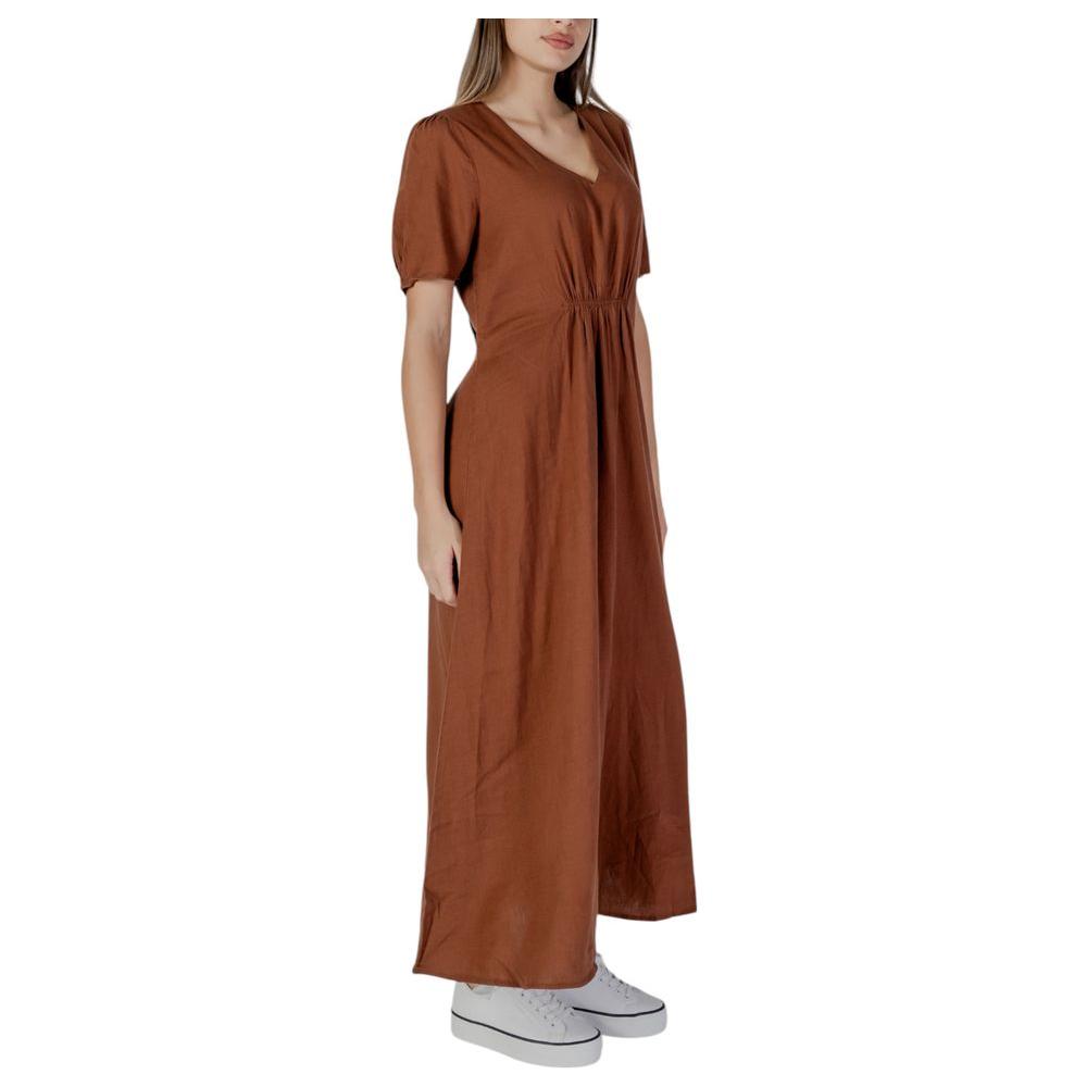 B.Young brown linen dress for women, perfect for spring and summer, 52% linen and 48% viscose, side view on model.