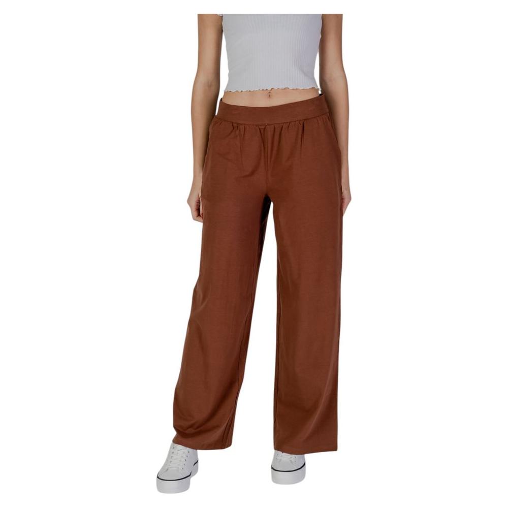 Woman wearing B.Young brown cotton jeans, part of the spring/summer collection, made of 95% cotton and 5% elastane.
