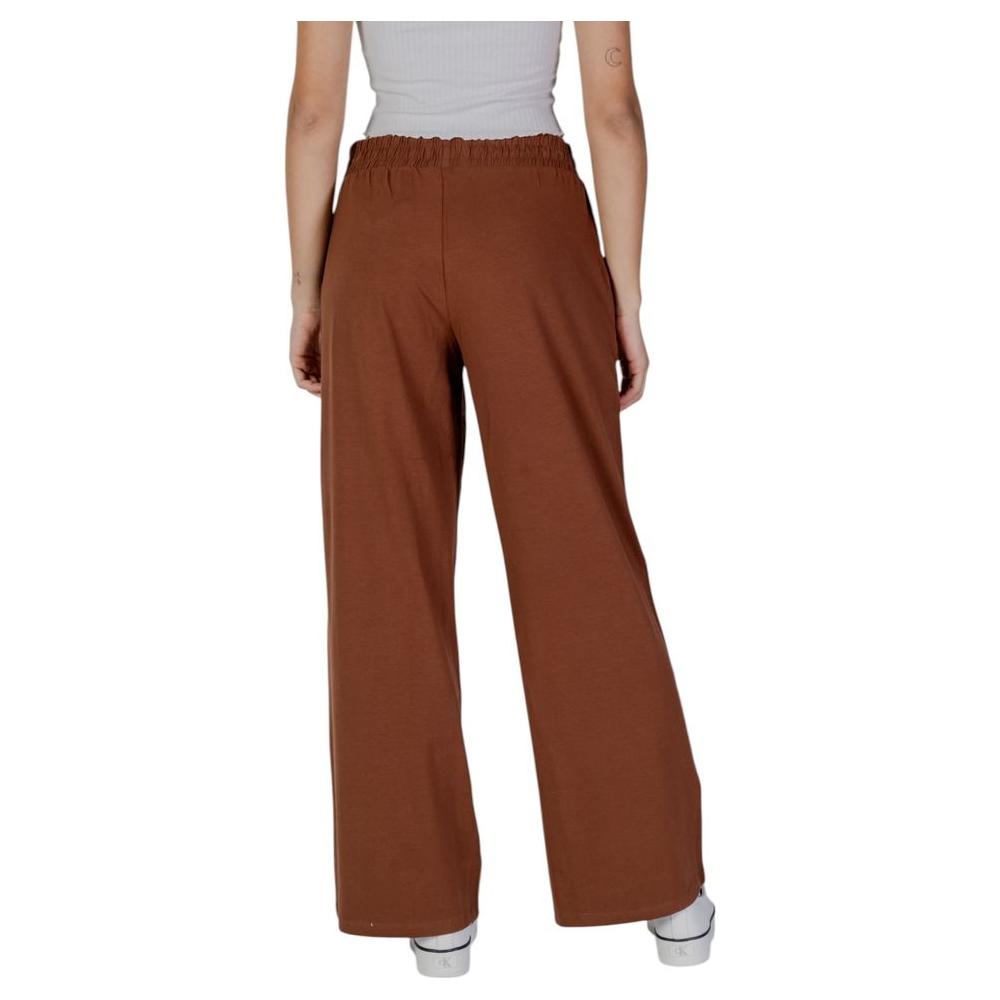 Back view of B.Young brown cotton jeans & pant for women, spring/summer collection, 95% cotton, 5% elastane, comfortable fit.