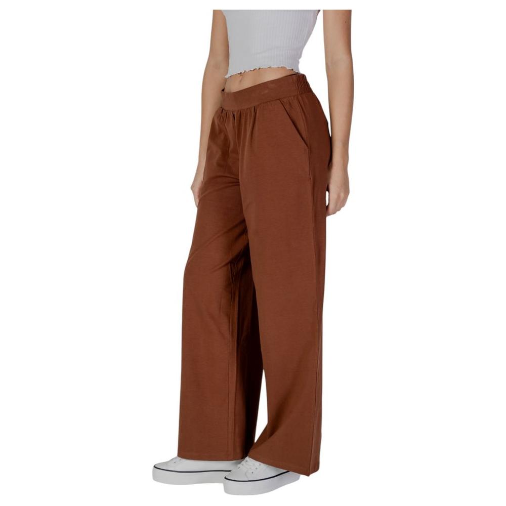 B.Young brown cotton women's pants for spring/summer collection made of 95% cotton and 5% elastane.