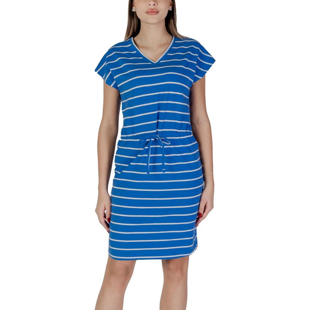 B.Young blue cotton dress, striped, short-sleeved, ideal for spring/summer, made of 95% cotton and 5% elastane/lycra.