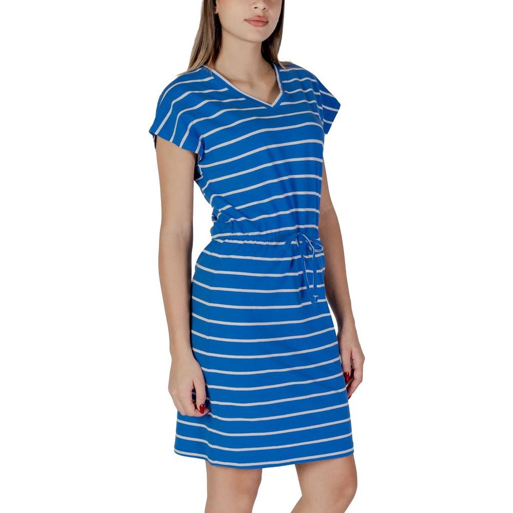 B.Young blue cotton dress, women's spring/summer collection, features 95% cotton and 5% elastane, stylish striped design.