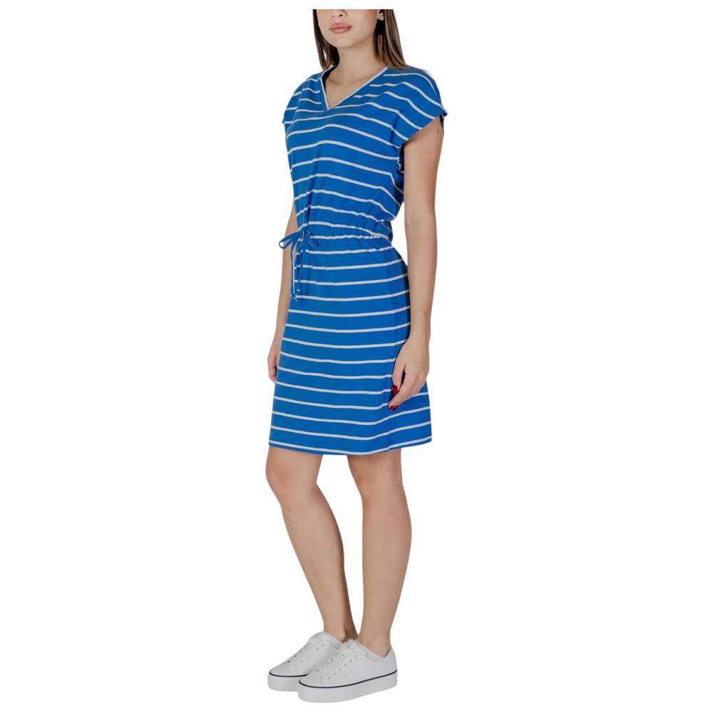 B.Young blue cotton dress for women, ideal for spring/summer, featuring 95% cotton and 5% elastane, showcased on a model.
