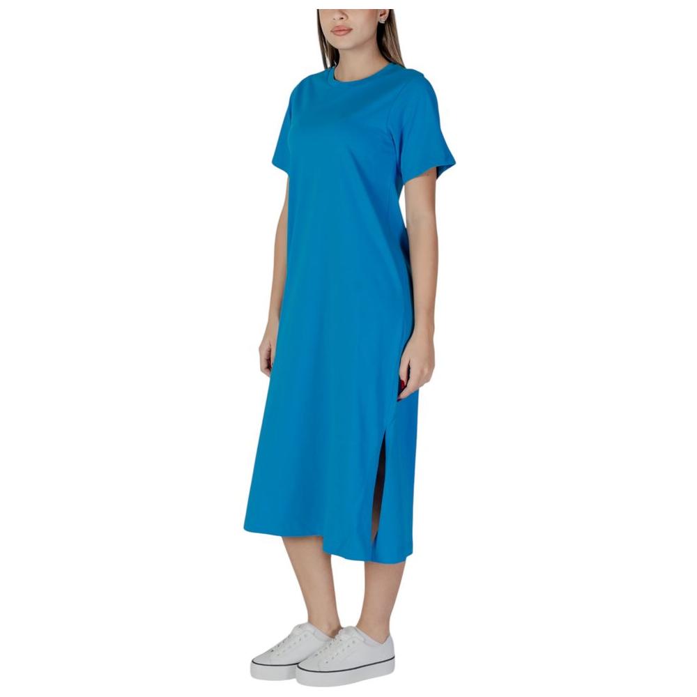 B.Young blue cotton dress, women's spring/summer collection, 100% cotton, knee-length with short sleeves and side slit.