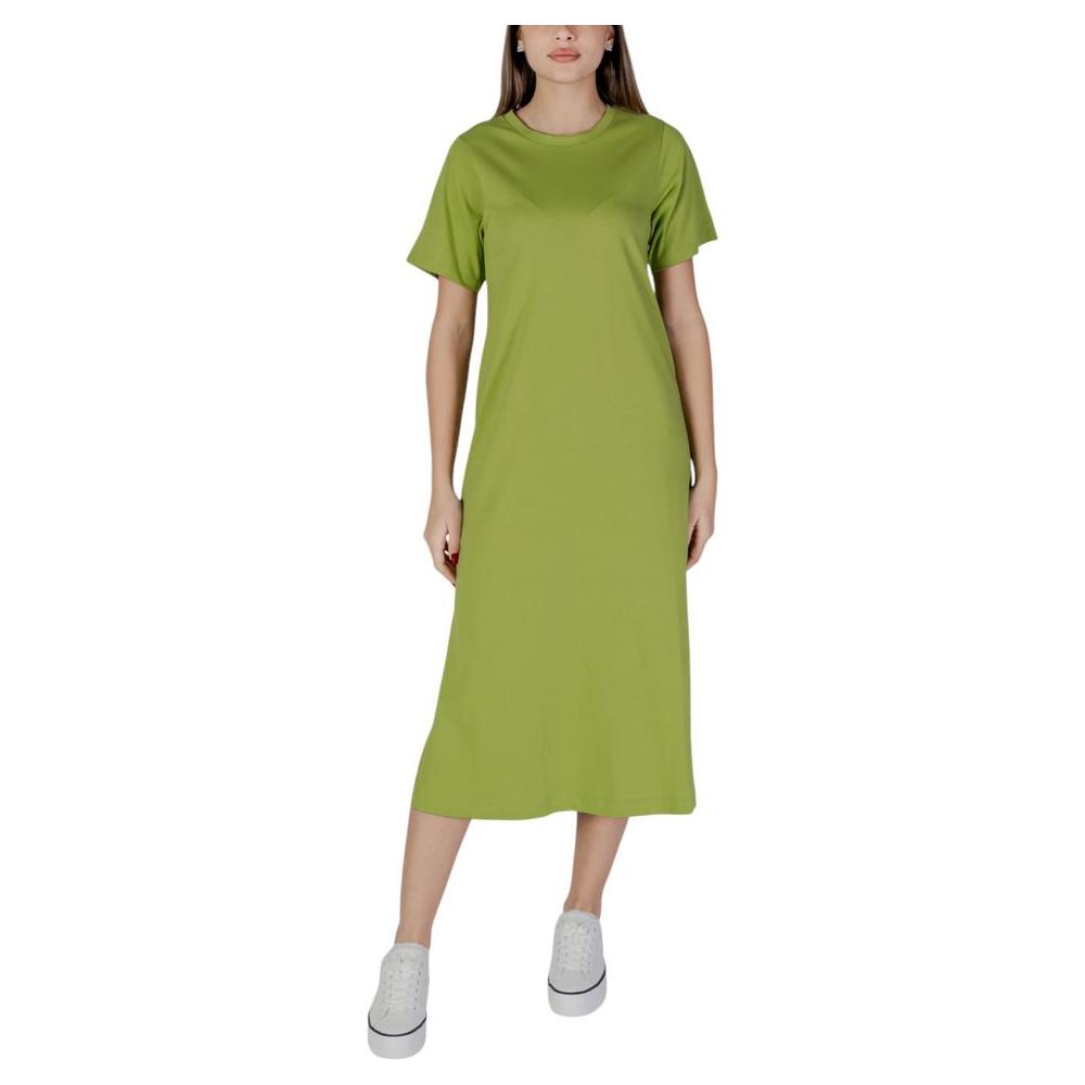 B.Young green cotton dress for women, spring/summer collection, 100% cotton design, casual elegance, front view.