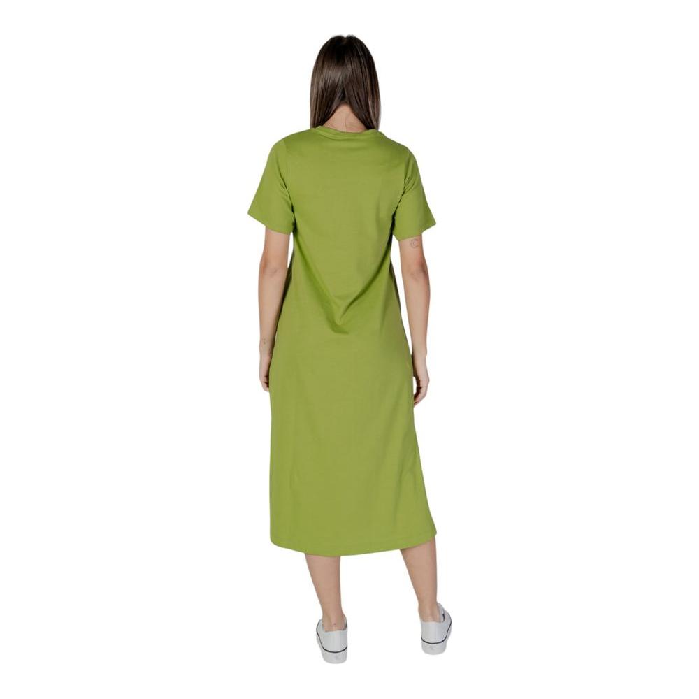 Back view of B.Young green cotton dress, ideal for spring/summer, featuring short sleeves and a relaxed fit with 100% cotton composition.
