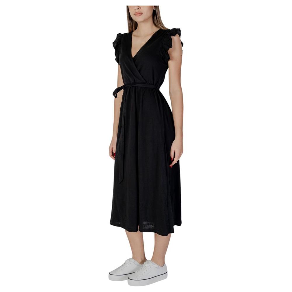 B.Young black cotton dress for women, spring/summer collection, featuring a wrap design and ruffled sleeves. 100% cotton.
