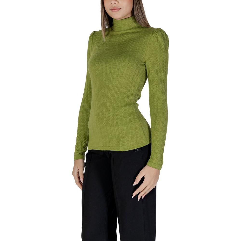 Woman wearing B.Young green polyester turtleneck top, fall/winter collection, ideal for women's fashion.