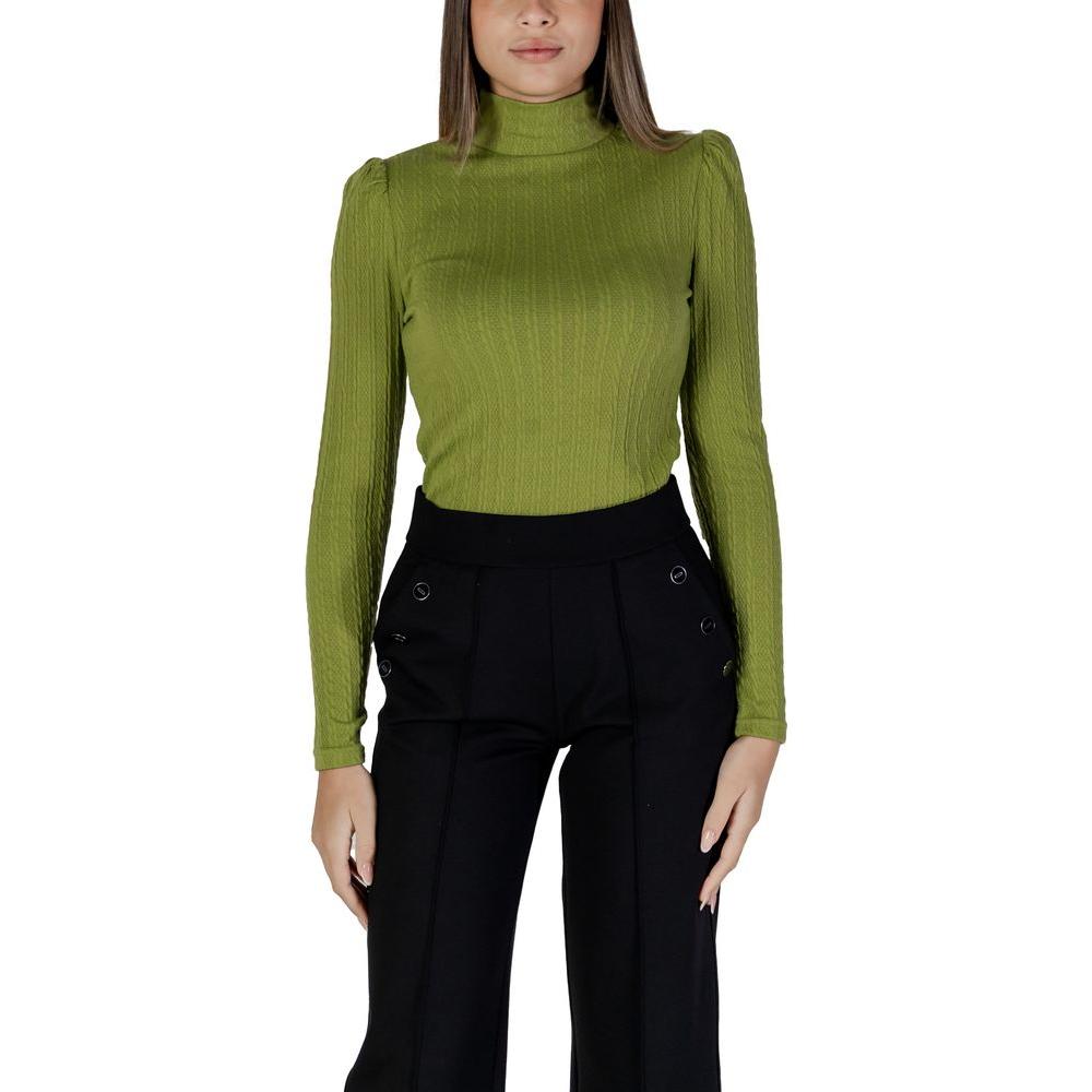 B.Young women's green polyester top, part of the Fall/Winter collection, made of 93% polyester and 7% elastane, in a turtleneck style.