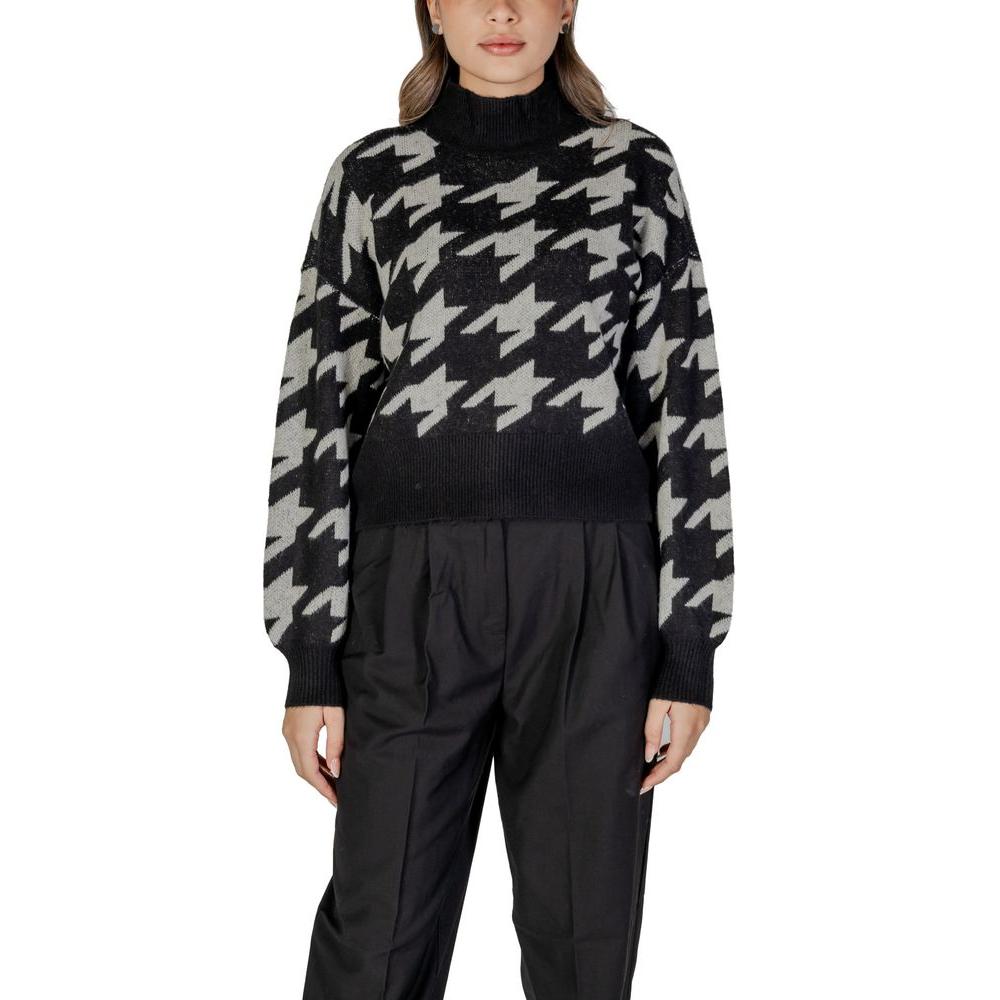 Vero Moda black houndstooth acrylic sweater for women, fall/winter collection, featuring cozy knitwear design.
