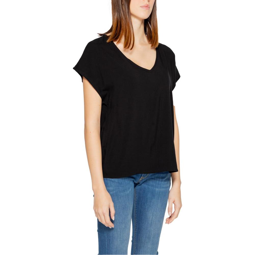Woman wearing Jacqueline De Yong black viscose t-shirt, spring/summer collection, short sleeve, casual style.