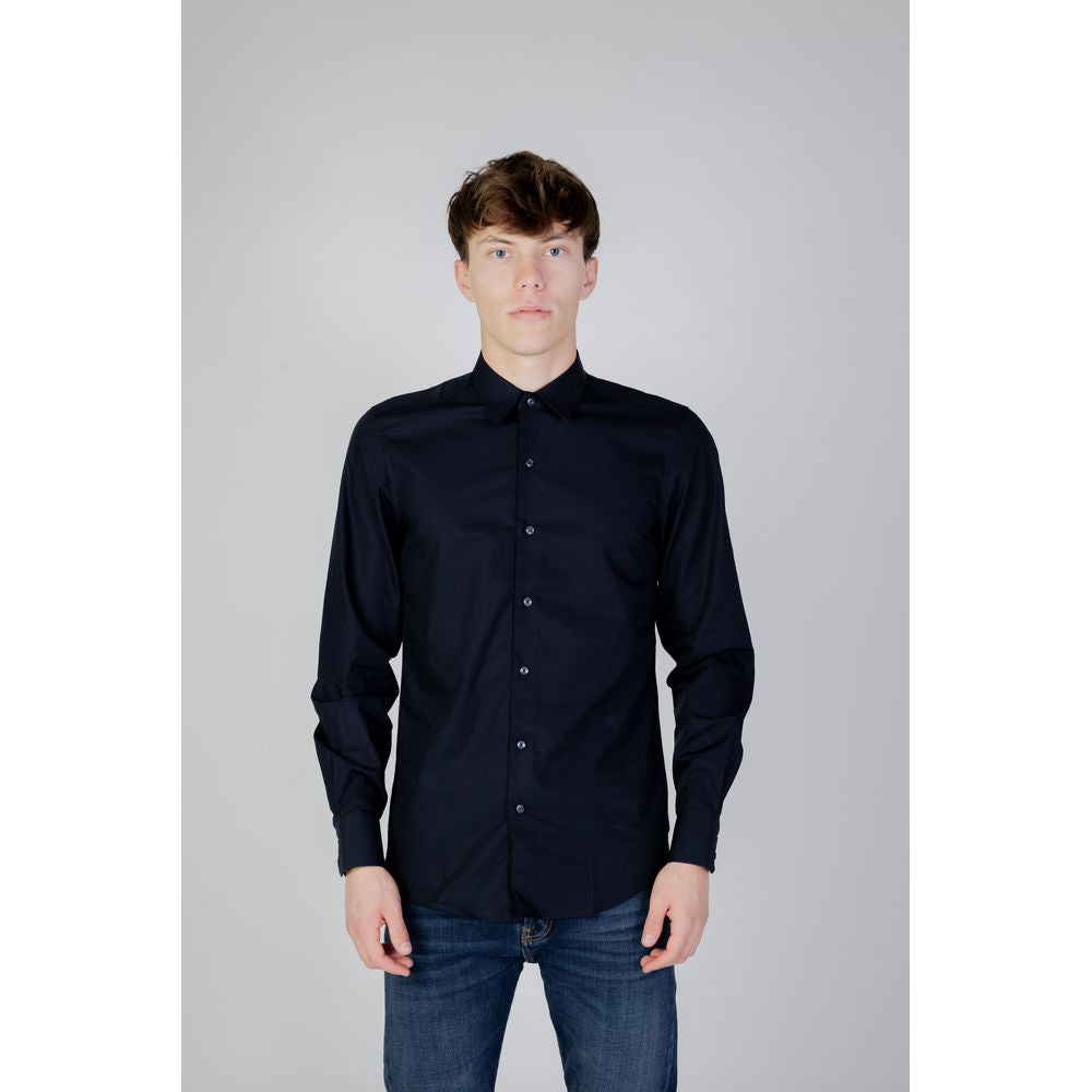 Man wearing Antony Morato blue cotton long-sleeve shirt, model NAPOLI MMSL00628-FA400078, styled with jeans for versatile look.