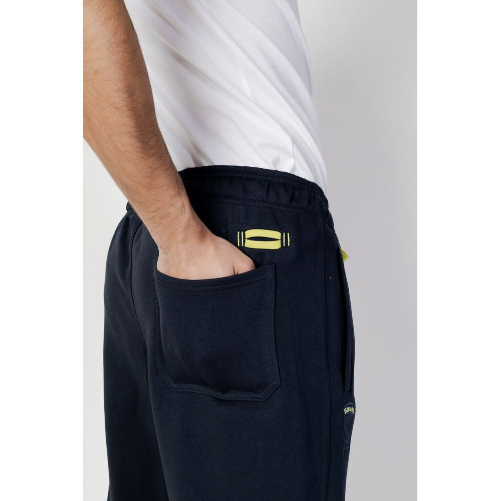 Close-up of men's black sport pants with side pocket detail, made of 100% cotton, ideal for spring and summer fashion.