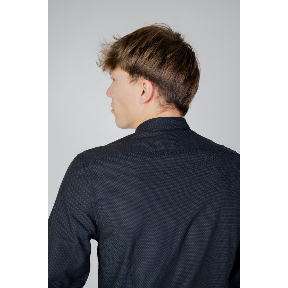 Back view of a man wearing a dark long sleeve shirt, suitable for autumn and winter collections.
