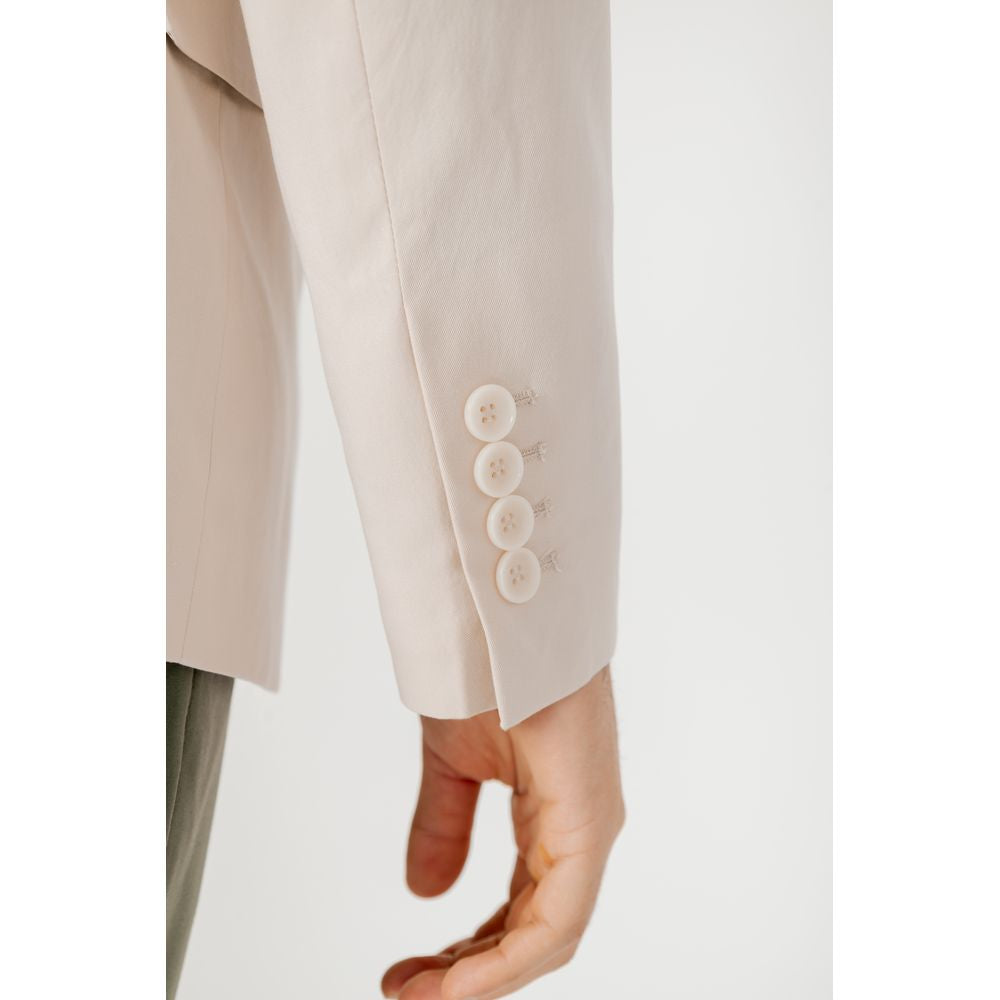 Close-up of Antony Morato cream cotton suit jacket sleeve, spring/summer collection, featuring button detail and elegant design.