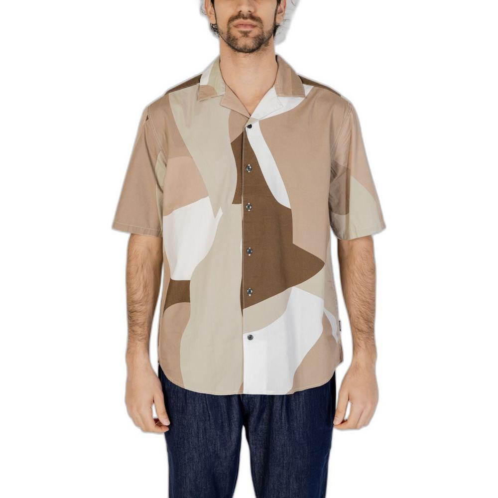 Man wearing Only & Sons short sleeve brown cotton shirt, part of the Spring/Summer collection, featuring a modern design.
