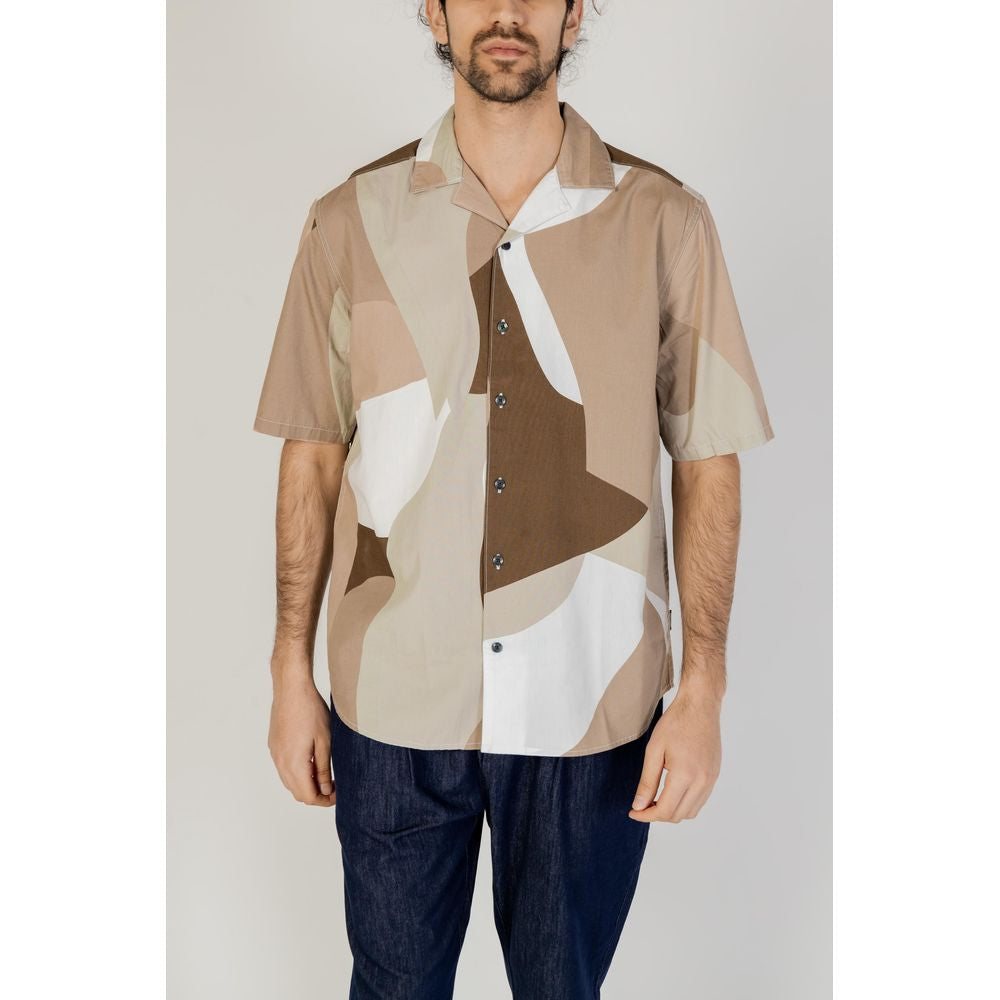 Man wearing Only & Sons brown cotton short sleeve shirt, spring/summer collection, 100% cotton, featuring a unique abstract pattern.