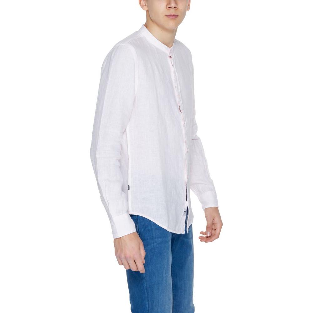 Model wearing Blauer multicolor linen shirt, men's long-sleeved, spring/summer collection, 100% linen, side view.